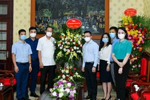 Lãnh đạo Bộ Giáo dục và Đào tạo chúc mừng Báo Nhân Dân nhân dịp 21-6. Ảnh: DUY LINH
