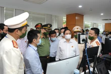 Thủ tướng Chính phủ tham quan hệ thống ứng dụng cơ sở dữ liệu trong thực tiễn.