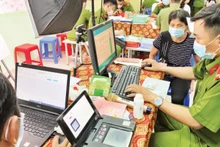 Cán bộ công an hỗ trợ người dân làm thẻ căn cước công dân có gắn chíp tại Nhà văn hóa liên phường Bình Trị Đông, quận Bình Tân. (Ảnh minh họa: QUÝ HIỀN)