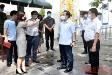 Phó Chủ tịch Ủy ban nhân dân thành phố Hà Nội Chử Xuân Dũng kiểm tra điểm thi Trường Trung học cơ sở Nguyễn Du (quận Hoàn Kiếm).