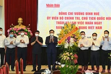 Chủ tịch Quốc hội Vương Đình Huệ và các đồng chí lãnh đạo Quốc hội tặng hoa chúc mừng Báo Nhân Dân. Ảnh: Duy Linh