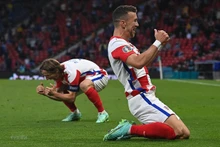 Hai lão tướng kỳ cựu của Croatia Ivan Perisic (phải) và Luka Modric mừng chiến thắng quan trọng của đội nhà trong trận đấu lượt cuối bảng D gặp Scotland. 