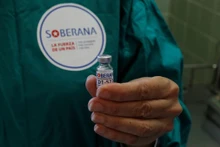 Một liều vaccine ngừa Covid-19 Soberana-02 trong đợt tiêm thử nghiệm giai đoạn 3 ở Cuba. Ảnh: Reuters.