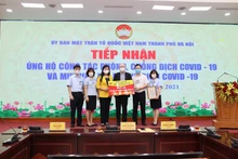 Đại diện Ủy ban Mặt trận Tổ quốc thành phố Hà Nội tiếp nhận kinh phí mua vaccine do các doanh nghiệp ủng hộ.