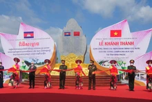 Lãnh đạo hai nước Việt Nam – Campuchia cắt băng khánh thành cụm công trình lưu niệm hành trình cứu nước của Thủ tướng Campuchia Hun Sen trên đất Bình Phước.