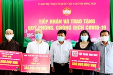 Ủy ban Mặt trận Tổ quốc Việt Nam tỉnh Đồng Tháp tiếp nhận ủng hộ từ doanh nghiệp, tổ chức tôn giáo. (Ảnh: NGUYỆT ÁNH)