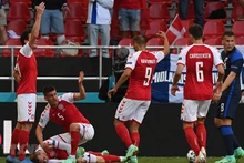 Eriksen nằm bất tỉnh trên sân. (Ảnh: AFP/TTXVN)