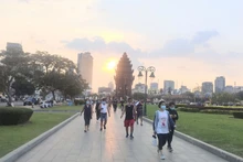 Người dân đi bộ trong một công viên ở trung tâm Phnom Penh. 