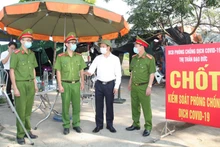 Lãnh đạo tỉnh Vĩnh Phúc động viên lực lượng công an tỉnh tại các chốt kiểm soát dịch.