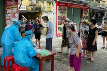 Cán bộ y tế TP Hải Dương lấy mẫu xét nghiệm SARS-CoV-2 cho khu dân cư có nguy cơ lây nhiễm cao.
