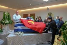 Linh cữu của Anh hùng Lực lượng vũ trang nhân dân Kostas Sarantidis Nguyễn Văn Lập được phủ quốc kỳ Hy Lạp và Việt Nam. (Ảnh do Đại sứ quán Việt Nam tại Hy Lạp cung cấp)