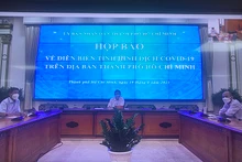 Phó Chủ tịch UBND TP Hồ Chí Minh Dương Anh Đức (giữa) trả lời câu hỏi của phóng viên trong buổi họp báo trực tuyến.
