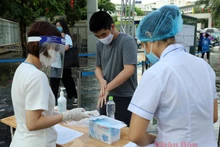 Công tác phòng dịch bệnh được tăng cường tại các điểm thi. Ảnh: DUY LINH