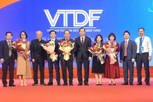 Đại diện Tổng cục Du lịch, Hiệp hội Du lịch tặng hoa cho Ban điều hành VTDF tại buổi ra mắt sáng 1/4 (Ảnh: Tổng cục Du lịch)