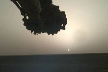 Tàu đổ bộ Insight của NASA chụp được hình ảnh mặt trời mọc trên sao Hỏa vào ngày 10/4. Ảnh: NASA.