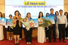 Đại diện Ban tổ chức Cuộc thi “Trang sách trẻ Thủ đô” trao giải nhất tặng các thí sinh Bùi Hà My và Nguyễn Thị Ánh Dương. 