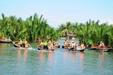 Du khách tham quan tại Rừng dừa Bảy mẫu. (Ảnh minh họa) 