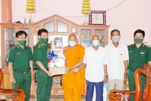 Đại tá Bùi Văn Bình, Phó Chỉ huy trưởng Nghiệp vụ Bộ đội Biên phòng tỉnh Sóc Trăng tặng quà, chúc tết sư sãi, Ban quản trị chùa Soài Côn, phường 2, thị xã Vĩnh Châu. 