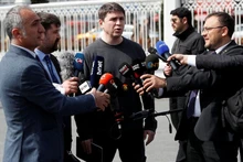 Cố vấn Tổng thống Ukraine, ông Mykhailo Podolyak trả lời báo giới sau cuộc đàm phán với phái đoàn Nga tại Istanbul, Thổ Nhĩ Kỳ, ngày 29/3/2022. (Ảnh: Reuters)