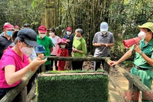 Khách du lịch tham quan Khu di tích lịch sử địa đạo Củ Chi, huyện Củ Chi, Thành phố Hồ Chí Minh. (Ảnh: Mạnh Hảo)