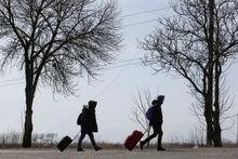 Người dân Ukraine sơ tán khỏi thành phố Mariupol ngày 20/3/2022. (Ảnh: Reuters)
