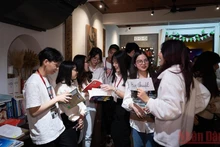 Ngày sách thu hút đông các bạn trẻ tham gia.