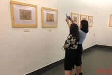 Người xem chụp hình lại những bức ký họa.