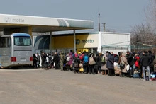 Sơ tán người dân khỏi thành phố chiến sự Mariupol, miền đông Ukraine. (Ảnh: Reuters)