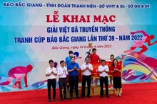 Ban Tổ chức trao giải cho các tập thể đạt thành tích cao tại sự kiện.