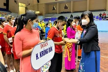 Lãnh đạo Ủy ban nhân dân tỉnh Đắk Lắk trao cờ lưu niệm cho các đoàn tham dự hội thi.