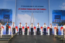 Các đại biểu thực hiện nghi thức khánh thành cầu Thủ Thiêm 2.