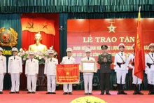 Ảnh minh họa: Trao Danh hiệu Anh hùng lực lượng vũ trang nhân dân cho lực lượng Công an chi viện chiến trường miền nam. (Ảnh: TTXVN)