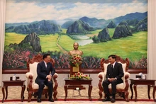 Tổng Bí thư, Chủ tịch nước Lào Thongloun Sisoulith (phải) tiếp đồng chí Đinh Tiến Dũng tại Trụ sở Trung ương Đảng NDCM Lào, chiều 4/4. (Ảnh: Xuân Sơn)