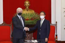 Trưởng Ban Kinh tế Trung ương Trần Tuấn Anh tiếp Phái viên Thương mại của Thủ tướng Anh Graham Stuart phụ trách Việt Nam, Lào và Campuchia. (Ảnh: Phương Hoa-TTXVN)