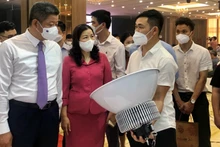 Lãnh đạo TP Hà Nội tham quan các thiết bị tiết kiệm năng lượng của doanh nghiệp. (Ảnh: Nguyên Trang)