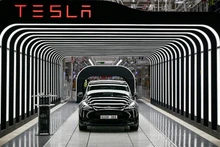Sự lao dốc của cổ phiếu Tesla diễn ra trong bối cảnh thị trường đầy thách thức đối với nhiều mã cổ phiếu liên quan đến công nghệ. (Ảnh minh họa: Reuters)