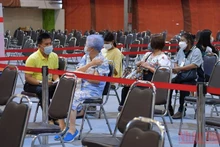 Người cao tuổi đi tiêm chủng tại điểm tiêm chủng Lat Phrao, thủ đô Bangkok. (Ảnh: NAM ĐÔNG)