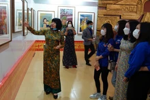Đại biểu và đoàn viên thanh niên xem triển lãm tranh cổ động.