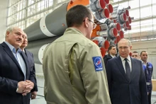 Tổng thống Nga Putin và Tổng thống Belarus Lukashenko thăm Sân bay vũ trụ Vostochny, Nga ngày 12/4. Ảnh: Sputnik.