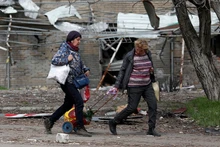Người dân tại Mariupol, Ukraine, ngày 21/4/2022. (Ảnh: Reuters)