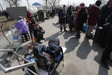 Người dân Ukraine sơ tán khỏi thành phố Mariupol ngày 24/3/2022. (Ảnh minh họa: THX/TTXVN)