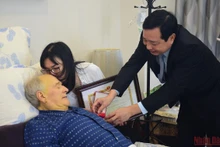 Trao Kỷ niệm chương “Vì sự nghiệp nông nghiệp và phát triển nông thôn” cho “ông Tây Nam Bộ” (Ảnh: SƠN BÁCH)