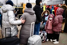 Người dân Ukraine sơ tán tới 1 khu trại tạm thời ở Przemysl, Ba Lan, ngày 28/2/2022. (Ảnh: Reuters)