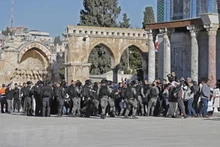 Đụng độ giữa lực lượng an ninh Israel và người Palestine tại Đền thờ Al Aqsa (còn được gọi là Núi Đền) ở Đông Jerusalem ngày 15/4/2022. (Ảnh: AFP/TTXVN)
