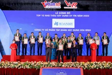 Đại diện Tập đoàn Xây dựng Hòa Bình trong lễ vinh danh.