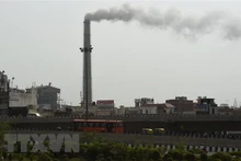 Khói bốc lên từ nhà máy nhiệt điện Badarpur ở thủ đô New Delhi, Ấn Độ. (Ảnh: AFP/TTXVN)