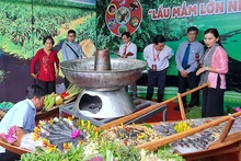 Không gian trưng bày, xác lập kỷ lục “Lẩu mắm lớn nhất Việt Nam” tại huyện U Minh vào chiều 29/4.