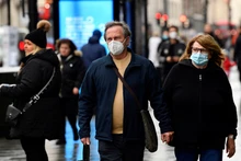 Người dân đeo khẩu trang đi mua sắm trên phố Oxford, London, Anh, ngày 27/1/2022. (Ảnh: REUTERS)