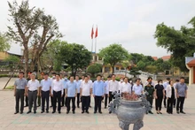 Lễ dâng hương tưởng niệm 24 năm Ngày mất Tổng Bí thư Nguyễn Văn Linh tại xã Giai Phạm, huyện Yên Mỹ, tỉnh Hưng Yên.