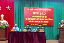 Đại diện các cơ quan Bộ Quốc phòng và Tỉnh ủy Quảng Trị đồng chủ trì họp báo giới thiệu Hội thảo. 